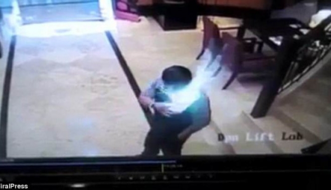 Momentul șocant în care un telefon explodează în buzunarul unui bărbat! A fost cuprins de FLĂCĂRI - 45050887000005780imagea215071017-1507464032.jpg