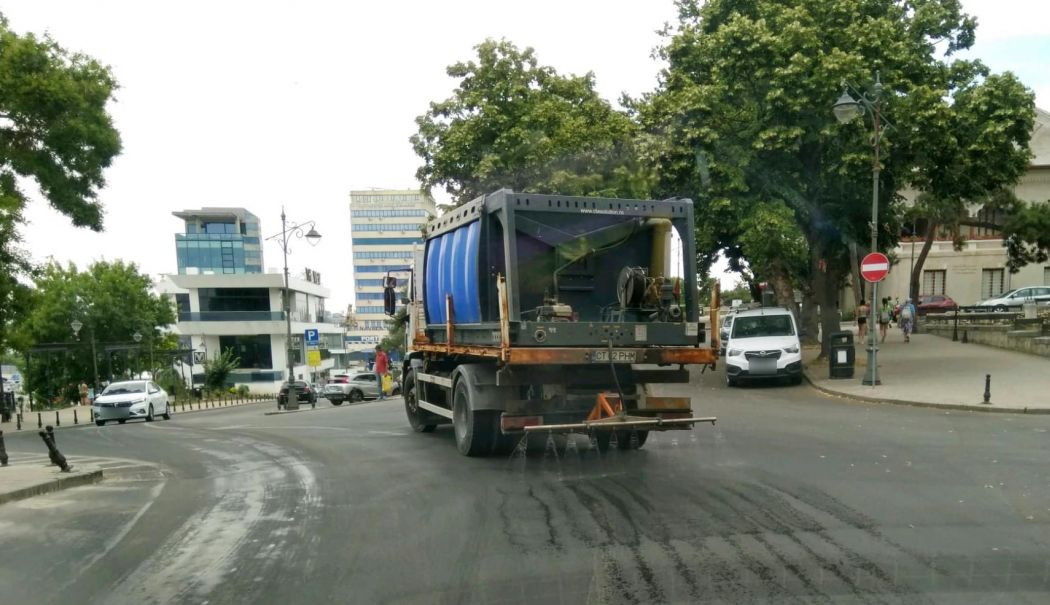 Străzile din municipiul Constanța, stropite cu apă în zilele caniculare - 45052527988504016700026540146651-1720851462.jpg
