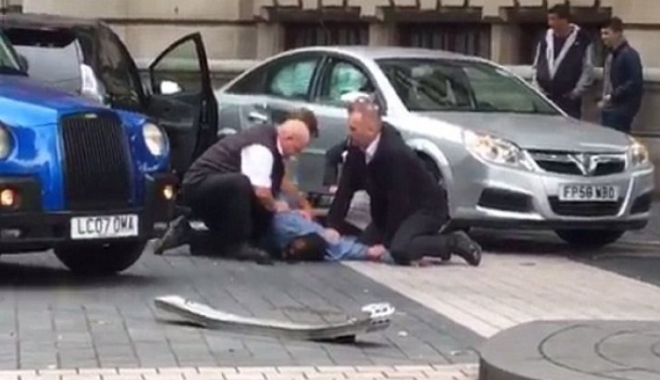 O mașină a intrat în mulțime, la Londra: mai mulți răniți! Autoritățile sunt în alertă - 451f494b000005784958398imagem541-1507386261.jpg