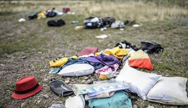 Plângeri împotriva unui jurnalist de la Sky News care a umblat în bagajele victimelor MH17 - 4524255541024x683-1406030094.jpg
