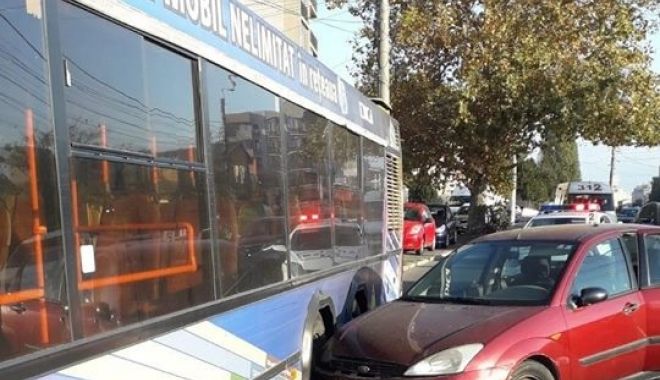 Accident rutier la Constanța! MAȘINĂ PROIECTATĂ ÎNTR-UN AUTOBUZ RATC - 45799762211455700552303074359426-1541755503.jpg