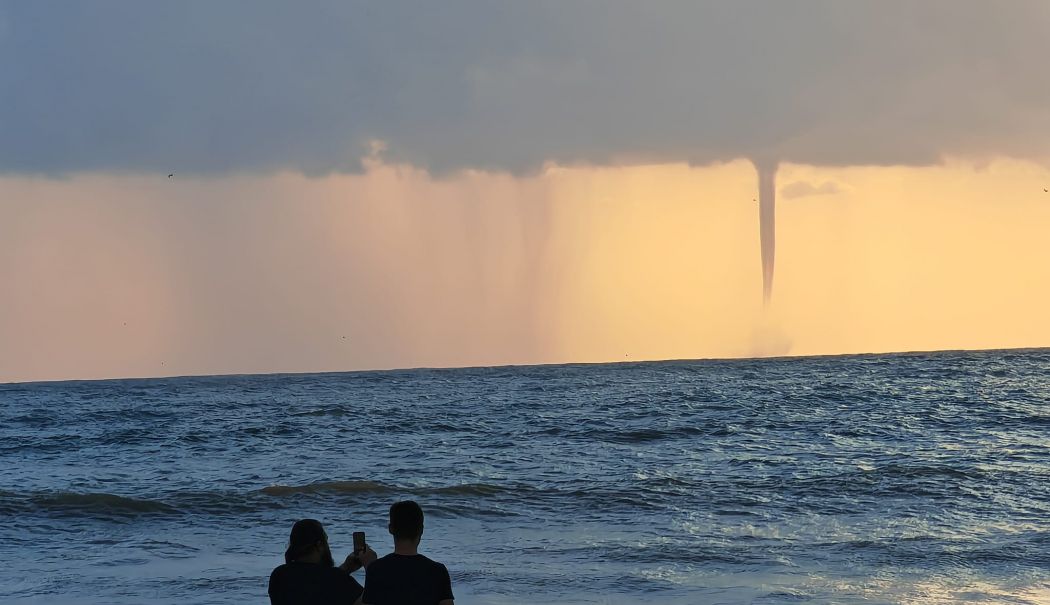 POZA ZILEI. ”Dar ce avem noi acolo?”. O tornadă amenința Vama Veche
