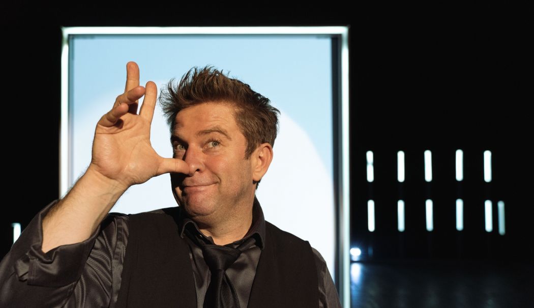 SEAS 2024. Astă-seară, pe scena Casei de Cultură, spectacolul „One Man (Aproape) Show” cu Pavel Bartoș