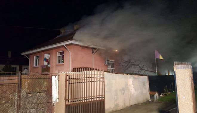 VIDEO. Incendiu puternic la Murfatlar. Arde acoperișul unui cămin de nefamiliști - 46674492162289153114495417924727-1543217599.jpg