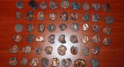 Peste 700 de monede antice și de colecție, confiscate de la căutătorii de comori - 472a3e1d1d1bd0e6ac41ccadbd855f3d.jpg
