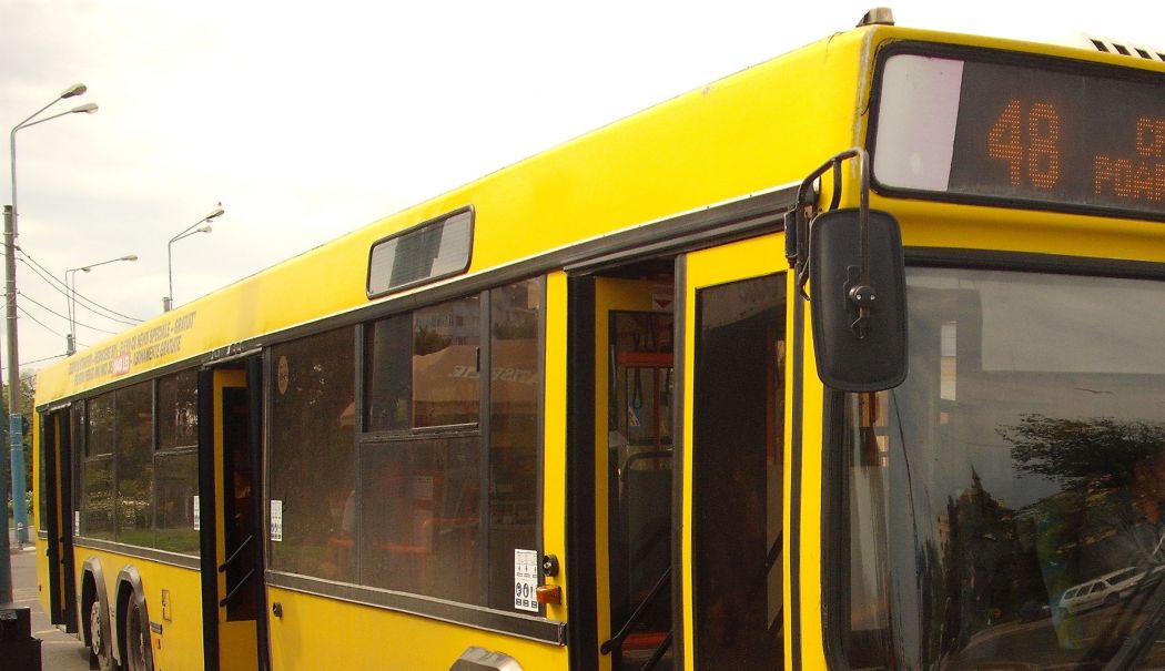 Inconștiența și nepăsarea unui șofer de autobuz au băgat o tânără din Constanța în spital