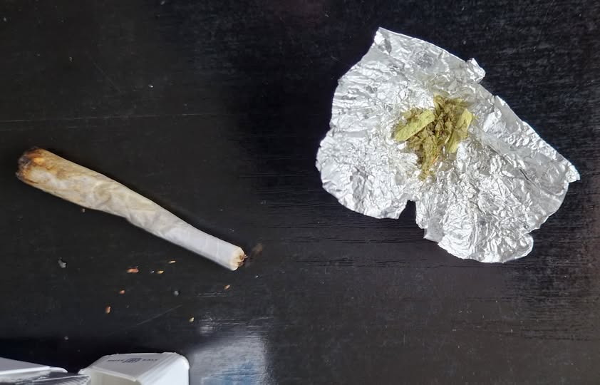 În parcul de la gară, cu droguri în buzunar. Doi tineri au fost luați în vizor de jandarmi