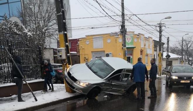 ACCIDENT SPECTACULOS LA CONSTANȚA! Mașină urcată pe stâlp - 48381480215068375185163079222150-1545143907.jpg