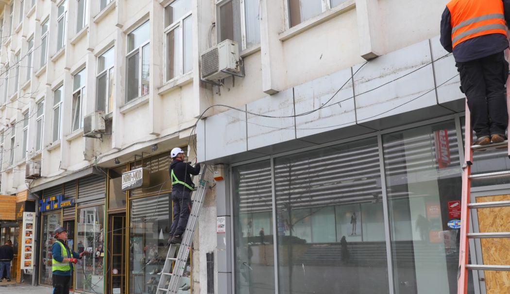 Fațadele clădirilor de pe strada Ștefan cel Mare, eliberate de cabluri. Ce cartiere urmează - 48429873110666167288426077252086-1742032137.jpg