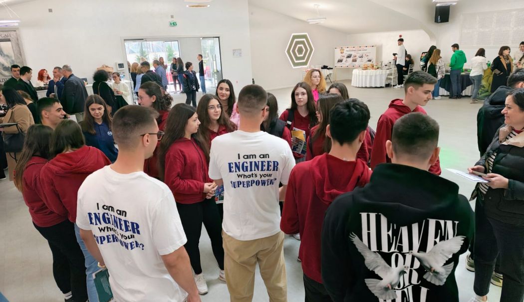 Studenții ovidieni utilizează realitatea virtuală pentru studiul motoarelor - 49191524510748298779987373470656-1745512321.jpg