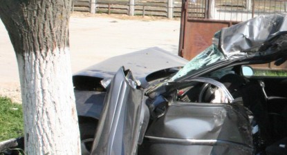 Șofer grav rănit după ce a intrat cu mașina în copac - 4919b0833ba145b85ca5b342c0c39d91.jpg