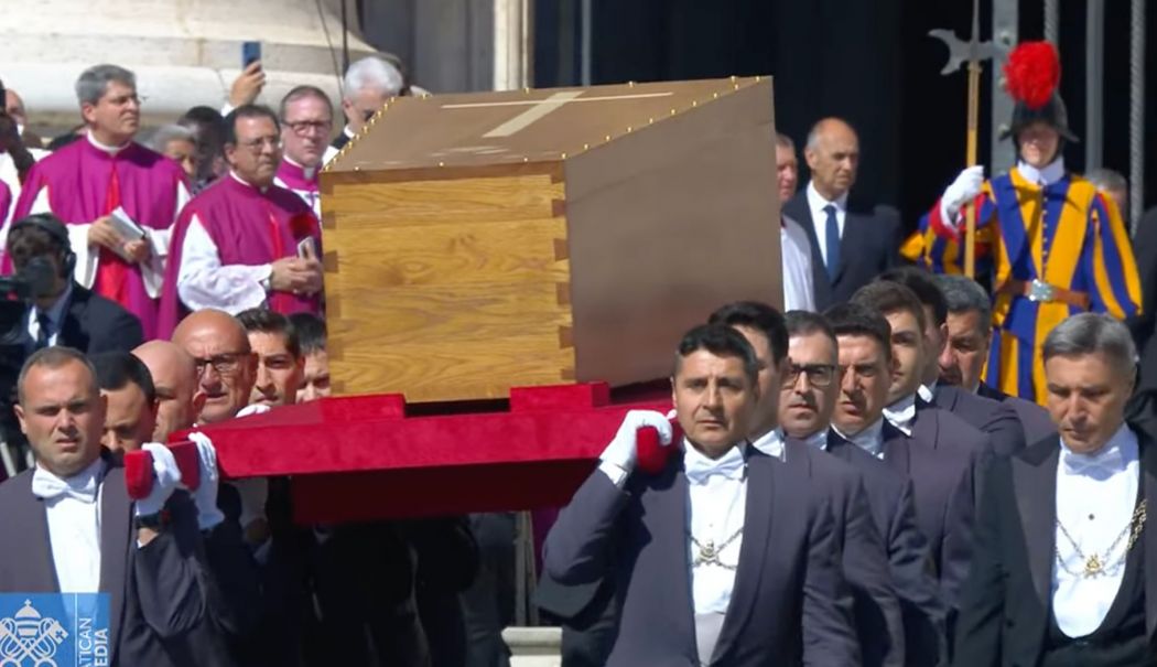 Ziua despărțirii de „un papă apropiat de oameni, cu o inimă deschisă pentru toţi” - 49390478712699746178267548170727-1745663242.jpg