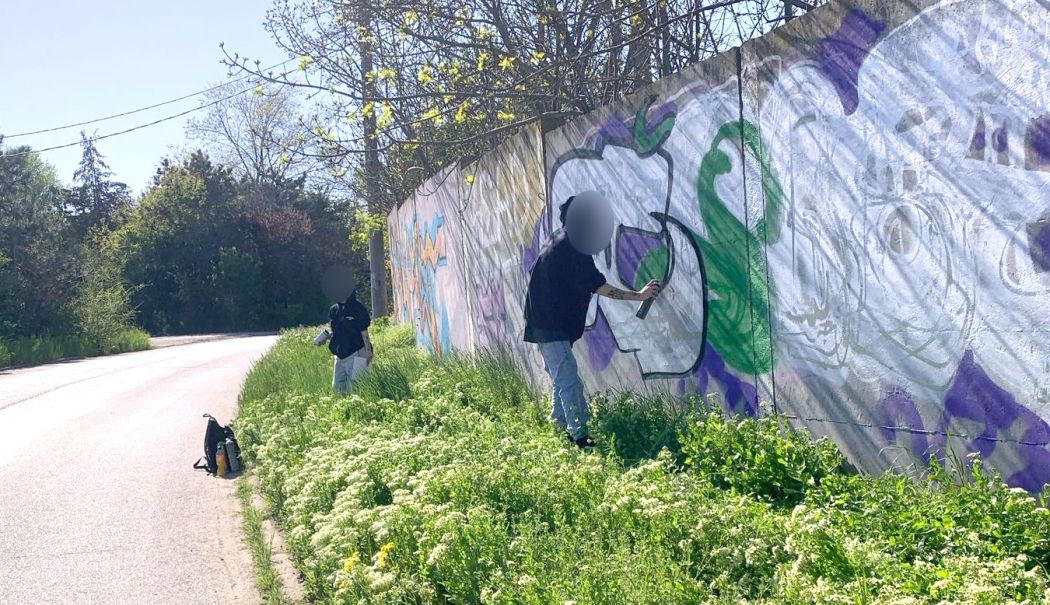 Prinși că vandalizau cu vopsea zidurile în piața Badea Cârțan, au fost amendați de polițiștii constănțeni