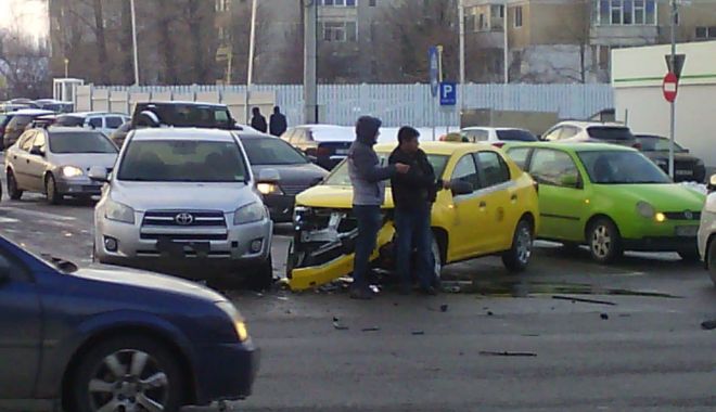 Galerie foto. Patru mașini implicate într-un accident rutier, în zona Abator - 49560120651975781906965370234237-1546956050.jpg