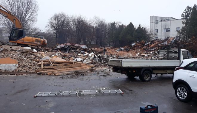 Galerie foto. A  început demolarea clădirilor abandonate, din incinta fostului Spital Municipal Constanța - 49623474216853196679590348231865-1547110801.jpg
