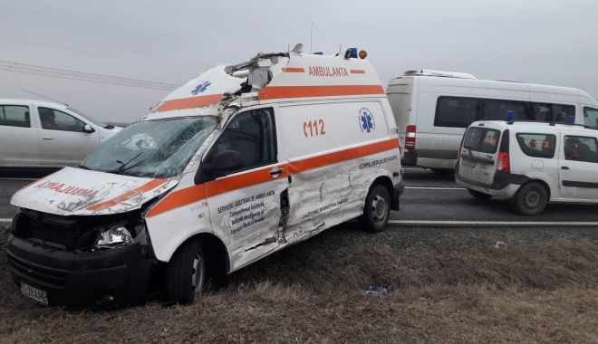 Accident rutier la Constanța, după ce un șofer nu a acordat prioritate ambulanței - 49822902534495557049399238234029-1547213863.jpg