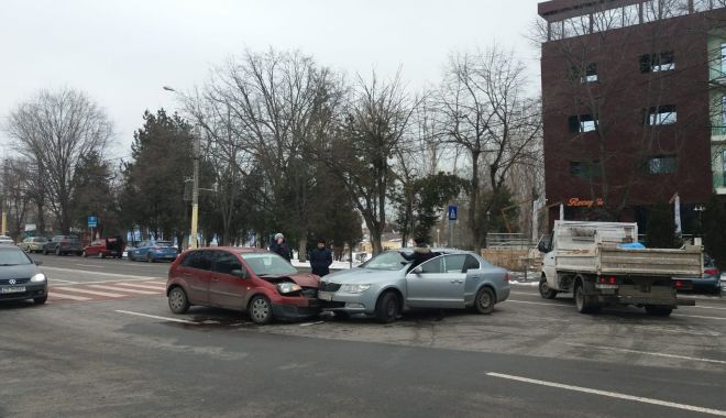 Galerie foto. Accident rutier la Constanța. Două mașini implicate - 49864126283891762291433311716343-1547034098.jpg