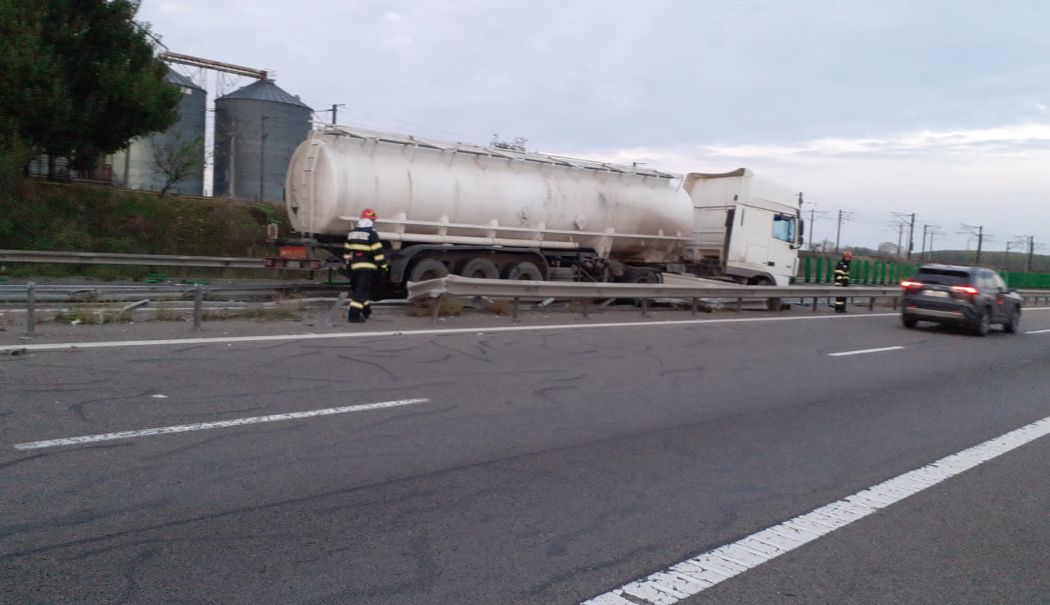 Accident pe A2. O cisternă a intrat în parapetul care separă sensurile de mers - 4a613d41b9784420a9b822a54aa24e66-1761116437.jpg