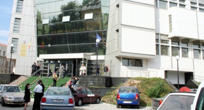 O femeie și-a luat avocatul la înjurături în Palatul de Justiție - 4b4690e6dbf85084ab604a5a540cead2.jpg
