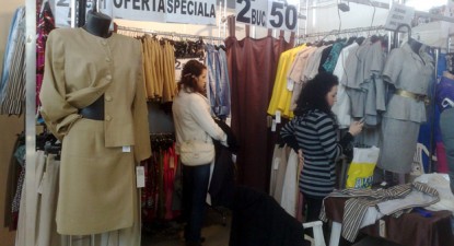 Paștele și recesiunea au ieftinit hainele și încălțămintea la târg - 4b778a10f1eb0ec69bc05d9dff0fdcc6.jpg