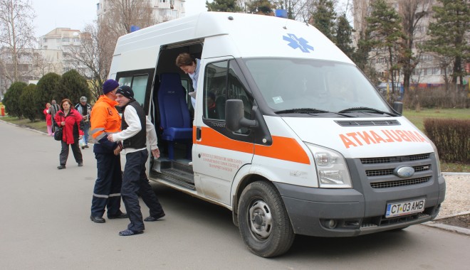 Un constănțean a căzut de pe casă - 4decembriecazutdepecasaambulanta-1386161355.jpg
