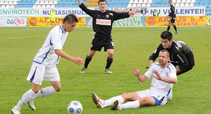 Farul suferă când nu înscrie Câmpeanu (galerie foto) - 4ecb0eaf390e4cc47c7ad93a8cdc6c2b.jpg
