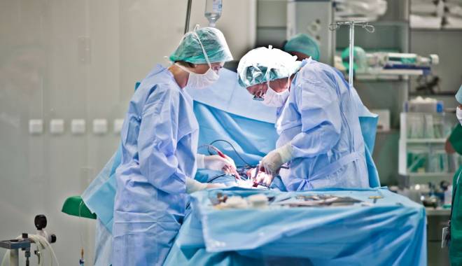 Tumoră de colon operată cu succes, laparoscopic, la MEDSTAR 2000 - 4noiembriemedstaroperatiecolon-1415101848.jpg
