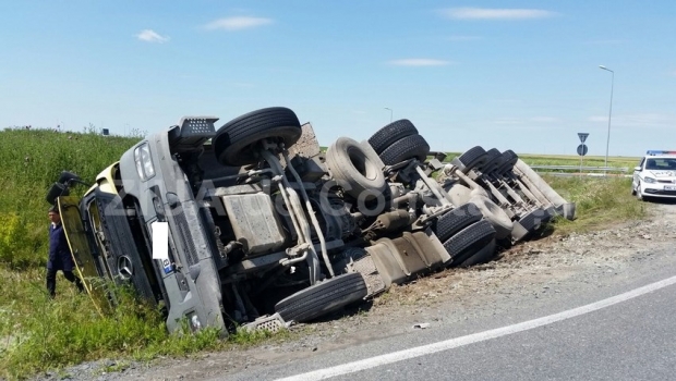 CAMION RĂSTURNAT în județul Constanța. O persoană rănită! - 4novcamionrasturnat-1604490594.jpg