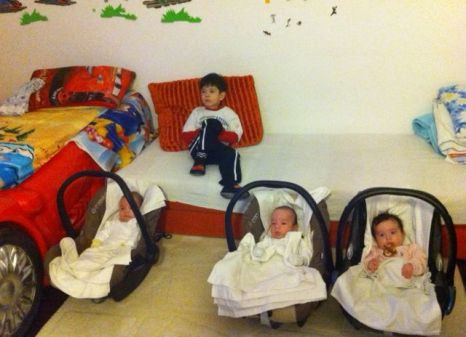 Tripleții Nicoletei Luciu se uită la desene animate! - 5-1326832699.jpg