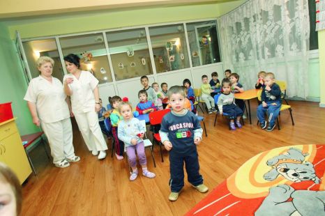 Părinții cu copii mici pot primi tichete de creșă din partea angajatorilor pentru a reveni la muncă. Ce sumă pot primi lunar - 5-1347551205.jpg