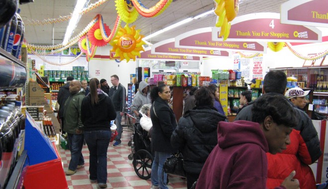 Uraganul Sandy provoacă panică la New York: Cozi imense la supermarketuri pentru provizii / Galerie foto - 5-1351507438.jpg
