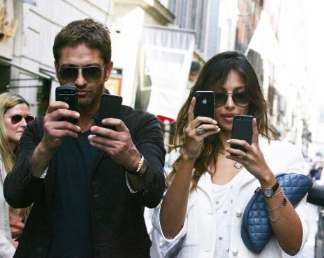 Mădălina Ghenea și Gerard Butler s-au distrat pe seama paparazzilor - 5-1365430074.jpg