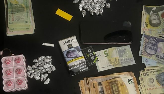 Tineri din Constanţa, prinşi cu droguri şi bani! Unul dintre ei ascundea "ceaiul de nalbă mare” în chiloţi