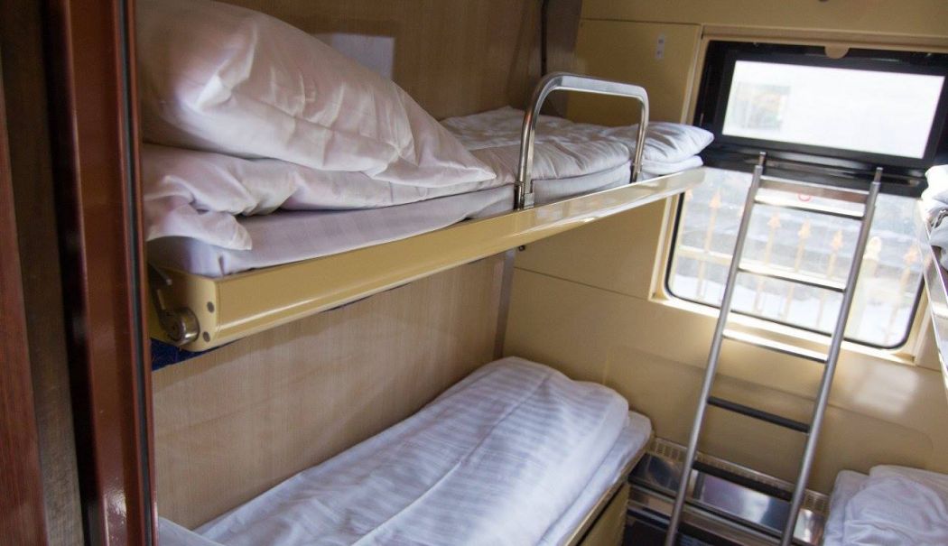 O femeie de 80 de ani a ajuns la spital după ce a căzut de la etaj, în vagonul tip cuşetă - 50556259343991004503112646666376-1758011019.jpg