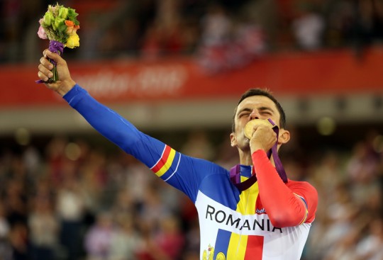 Băsescu l-a decorat pe campionul paralimpic Carol-Eduard Novak cu 