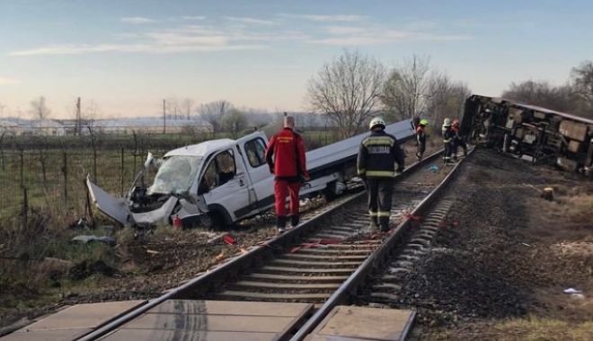 GRAV ACCIDENT RUTIER! Camionetă lovită de tren, care a ajuns apoi într-un şanţ!