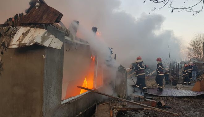 GALERIE FOTO. Incendiu violent în județul Constanța. Au ars patru case - 52696079405126756936835815909826-1551079822.jpg