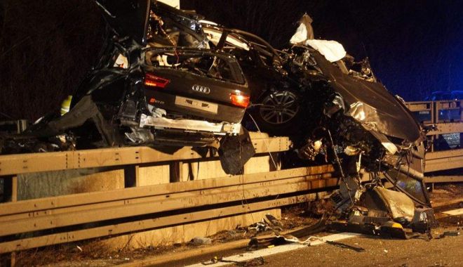 TRAGEDIE PE AUTOSTRADĂ, după ce o mașină s-a încolăcit de stâlp, la peste 200 km/h - 52967796221322213889041558165188-1551361506.jpg