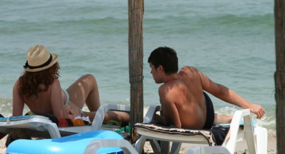 Turiștii din Mamaia, la plajă pe șezlong - 52d23e7786929bf16001b8eb9df15cb8.jpg