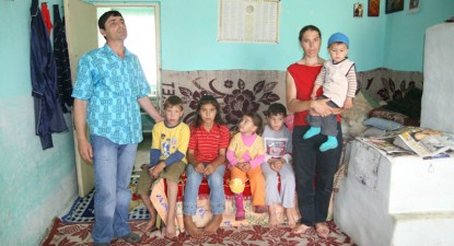 O familie cu cinci copii a fost amăgită de Gigi Becali - 52fc739063bda93c45c73db9e769ef6d.jpg