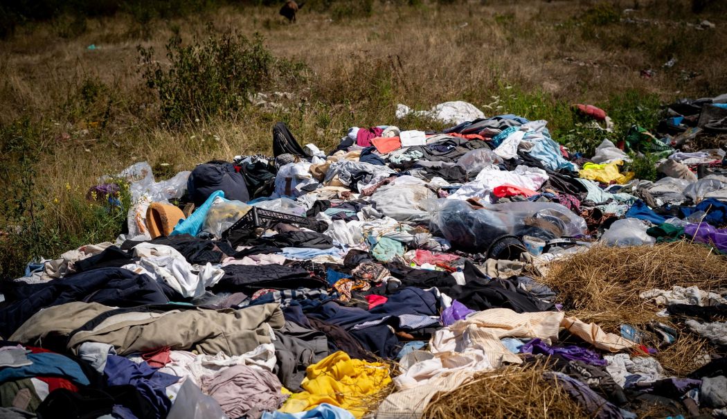 Trista realitate! Mii de tone de „haine second-hand” din import ajung pe câmpurile din România - 53061590013277971093521074602700-1754913257.jpg