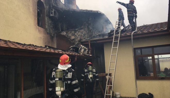 Galerie foto / Zeci de pompieri se luptă cu flăcările ce au cuprins Mănăstirea din 23 August - 53229517814046485633290472240894-1552381391.jpg