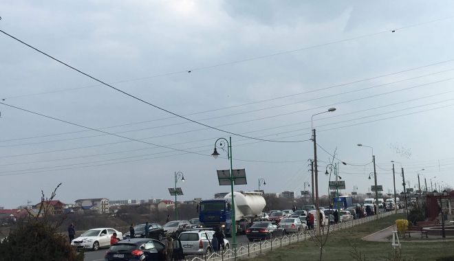 Protest și la Constanța față de lipsa autostrăzilor în România. Oamenii au oprit lucrul pentru 15 minute - 53396366137790342568216191543684-1552657587.jpg