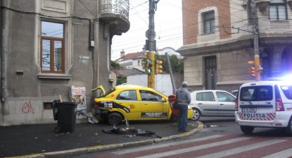 Accident spectaculos provocat de un taximetrist - 5347801e8b8946cbe8dfc979a85b87b7.jpg