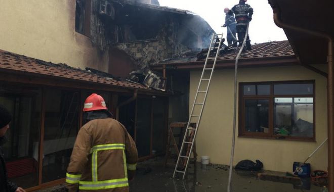 Galerie foto / Zeci de pompieri se luptă cu flăcările ce au cuprins Mănăstirea din 23 August - 53537489229619089375834543891375-1552381326.jpg