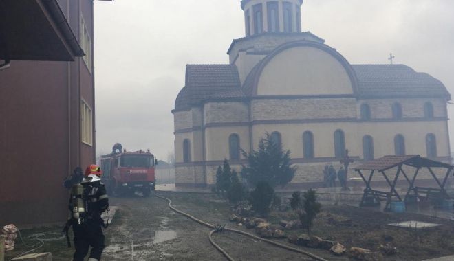 Galerie foto / Zeci de pompieri se luptă cu flăcările ce au cuprins Mănăstirea din 23 August - 53545924308606669827501560608960-1552381150.jpg