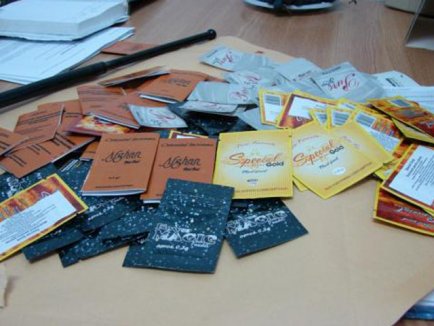 Sute de plicuri de etnobotanice găsite de polițiști la domiciliul unui tânăr din Constanța - 537143-1344935577.jpg
