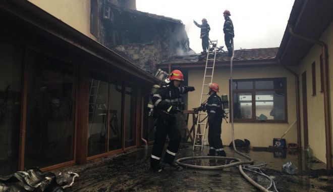 Galerie foto / Zeci de pompieri se luptă cu flăcările ce au cuprins Mănăstirea din 23 August - 53720072334077623902949270230237-1552381264.jpg