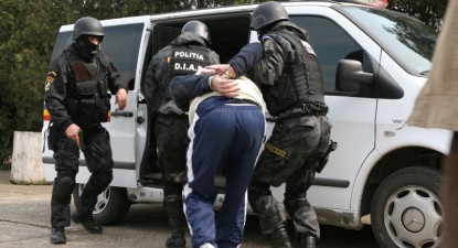 Liderul unei rețele de trafic de stupefiante exploata sexual tinere pe care le droga - 53e1bd577f68c6a7a4428e5af0744b26.jpg