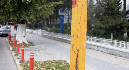 Atenție pe unde vă plimbați. Cad stâlpi! - 53fb7109f792cca31f341306c167de5c.jpg